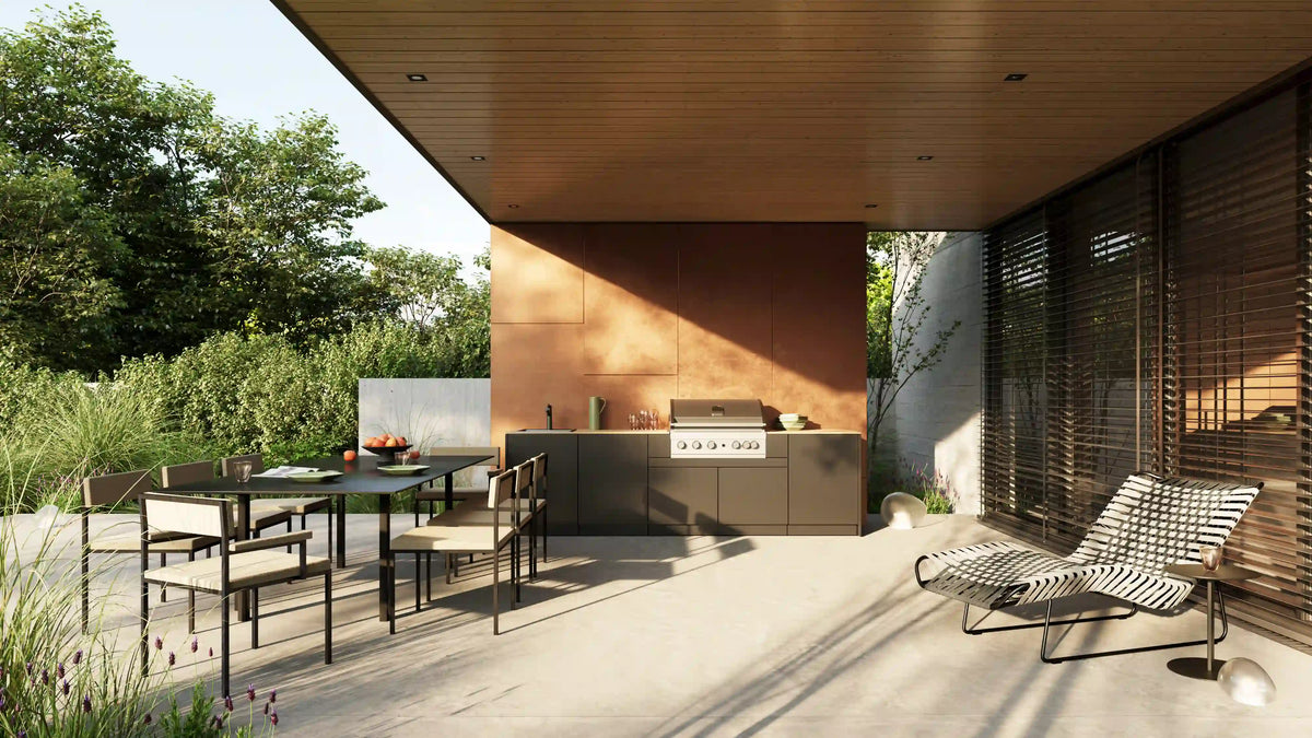 Moderne Outdoor-Küche mit Grill und Esstisch unter Holzüberdachung.
